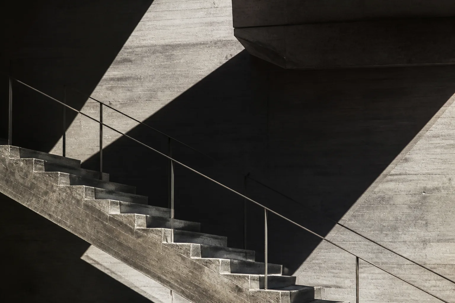 Espacio arquitectónico con luz y sombra